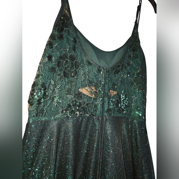 Elegant Emerald Green Evening Dress Gown - Homecoming - Prom - Picture 5 of 9